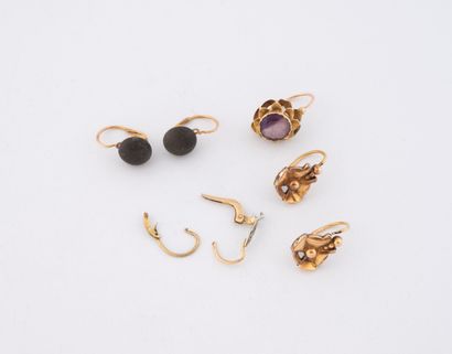 Lot de dormeuses et éléments de boucles d'oreilles...