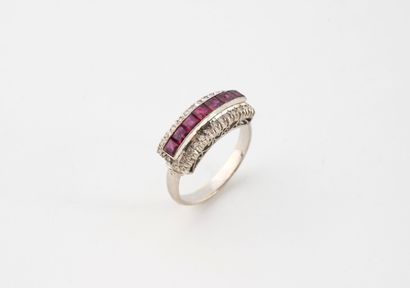 Bague en or gris (750) ornée d'une ligne...