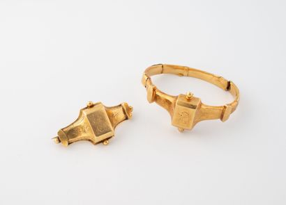 Lot de deux pendentifs, la monture en or...