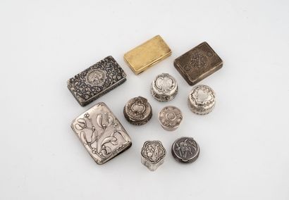 Lot including :
- A silver (950) pill box...