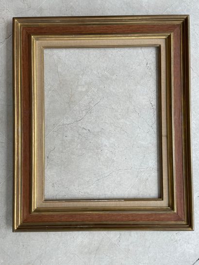 Lot de 4 cadres en bois et plâtre doré :
-...