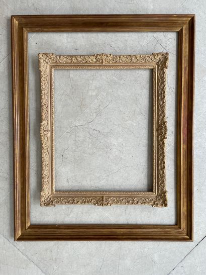 Lot de 4 cadres en bois et plâtre doré :
-...