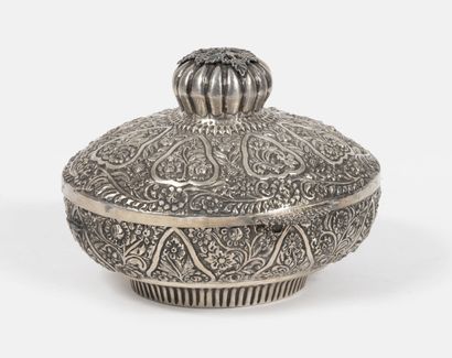 EGYPT, 20th century
Large oval silver box...