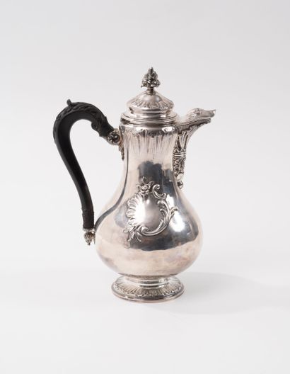 Baluster-shaped silver coffee pot (950) with...