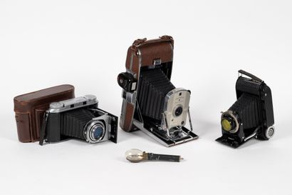 Ensemble de TROIS appareils photographiques...