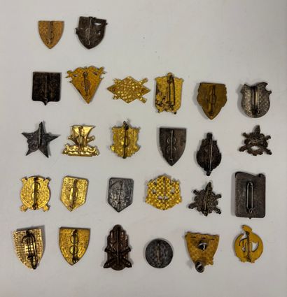 ARTILLERY
Lot of 26 enameled metal badges,...