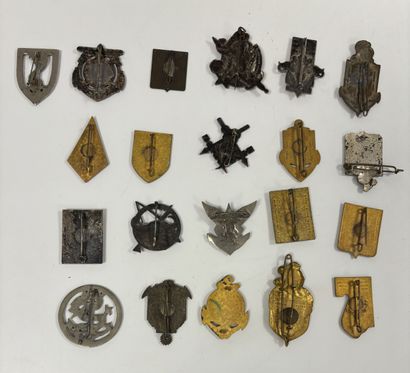 FAR EAST
Lot of 21 enameled metal badges...
