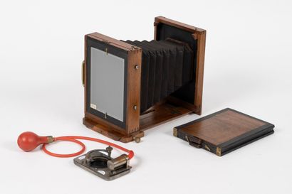 Set of TWO small miscellaneous cameras.
-...