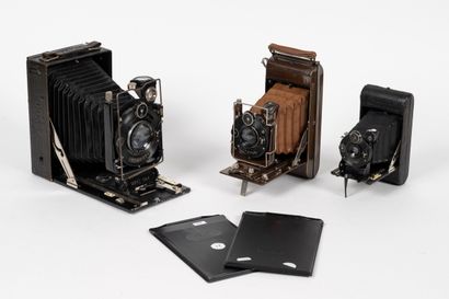 Ensemble de TROIS appareils photographiques...