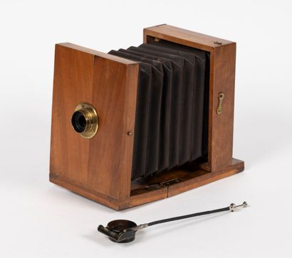 Set of TWO small miscellaneous cameras.
-...
