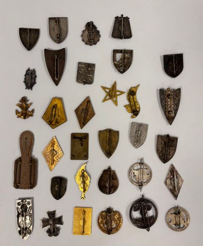 CAVALERIE
Lot of 32 badges including Spahis,...