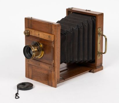 Set of TWO small miscellaneous cameras.
-...