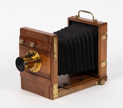 Set of TWO small miscellaneous cameras.
-...