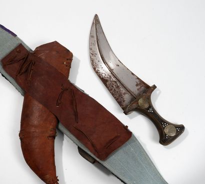 Jambyia dagger.
Silver handle and scabbard...