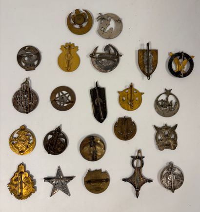 AFRICAN ARMY
Lot of 22 enameled metal badges...