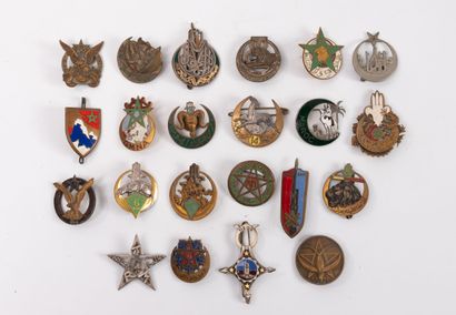 AFRICAN ARMY
Lot of 22 enameled metal badges...