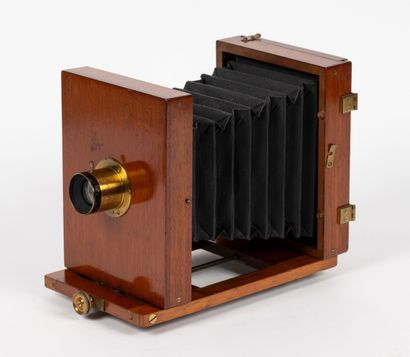 Petite chambre photographique en bois (attribuée...