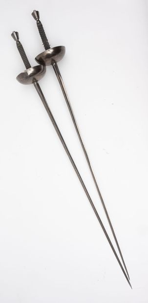 COULAUX & CIE, Klingenthal. 
Pair of non-moucheted...