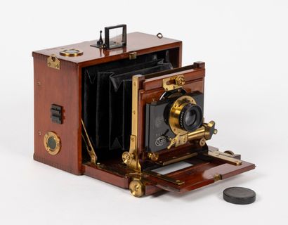 Petite chambre photographique dite à coffret...