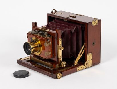 Petite chambre photographique dite à coffret...