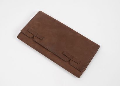 Christian DIOR
Pochette en daim marron décoré...