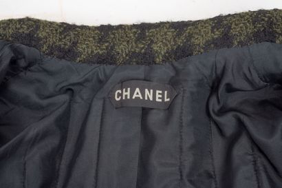 CHANEL 
Tailleur en tweed de laine kaki et...