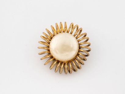 CHANEL 
Un clip d'oreille en métal doré à...