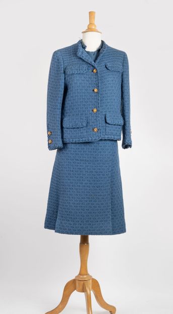 Attribué à CHANEL 
Tailleur en tweed de laine...