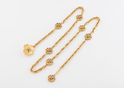 CHANEL
Ceinture en métal doré à maille tressée...