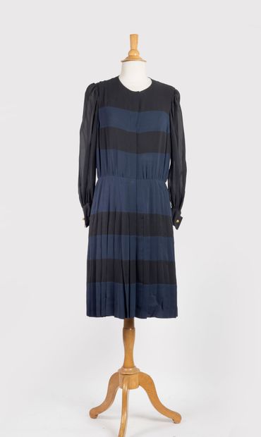 CHANEL
Robe longueur genou à manches longues,...