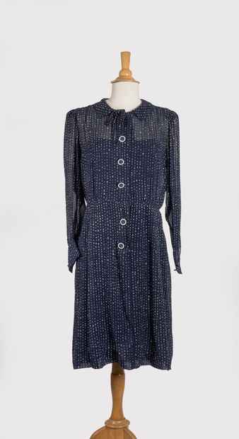 CHANEL
Robe longueur genoux et manches longues...