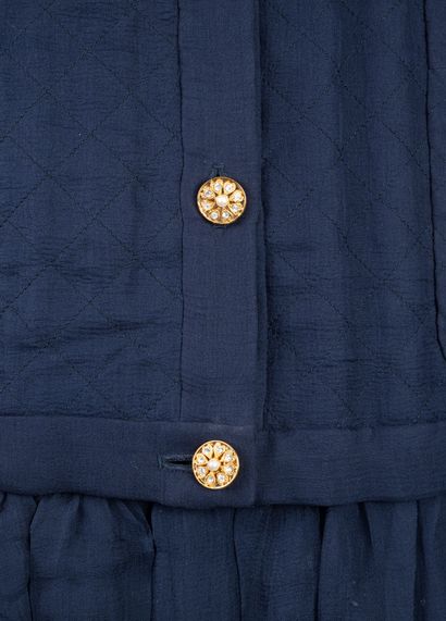 CHANEL 
Robe longueur genou et manches longues...