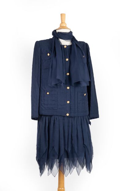 CHANEL 
Robe longueur genou et manches longues...