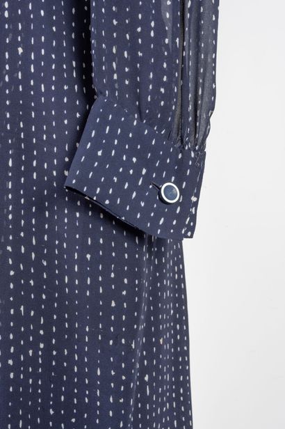 CHANEL
Robe longueur genoux et manches longues...