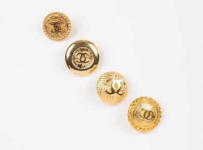 CHANEL, Paris
Quatre boutons en métal doré...