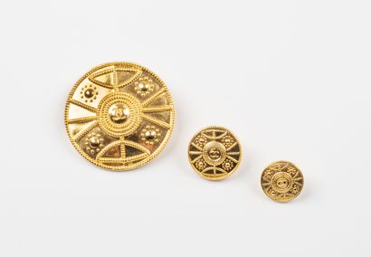 CHANEL, Paris
Trois boutons en métal doré,...