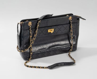 CHANEL
Sac shopping en agneau bleu nuit partiellement...