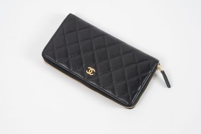 CHANEL, Paris
Pochette porte-feuille en cuir...