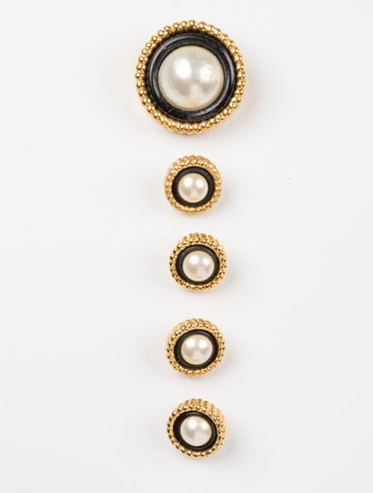 CHANEL, Paris
Five buttons in gilded metal,...