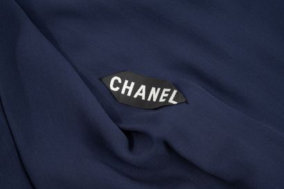 CHANEL 
Robe longueur genou et manches longues...