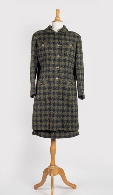 CHANEL 
Tailleur en tweed de laine kaki et...