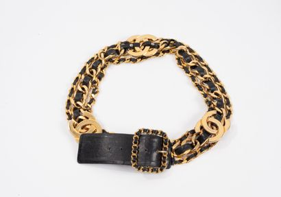 CHANEL
Large ceinture en métal doré et cuir...
