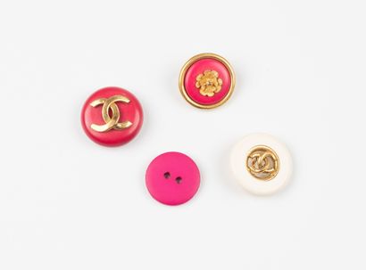 attribué à CHANEL, Paris
Quatre boutons en...