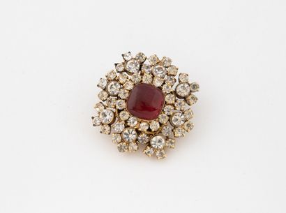 CHANEL 
Un clip d'oreille en métal doré et...