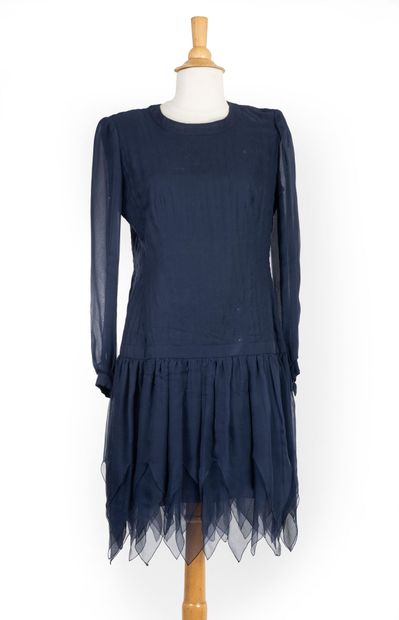 CHANEL 
Robe longueur genou et manches longues...