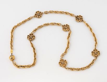 CHANEL
Collier en métal doré à maille tressée...