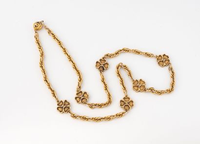 CHANEL
Collier en métal doré à maille tressée...