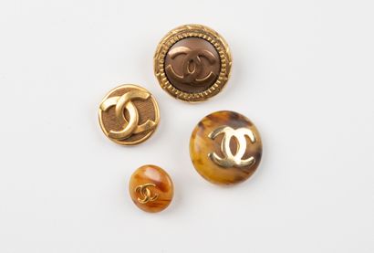 attribué à CHANEL, Paris
Quatre boutons en...