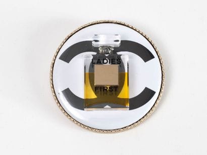 CHANEL, Paris 
Broche ronde en métal centrée...