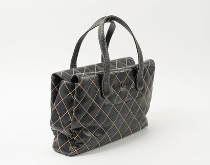 CHANEL
Sac à main en veau souple noir matelassé....